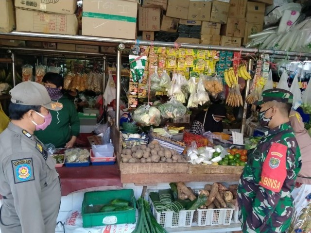 Kunjungi Pasar Tradisional, Babinsa Koramil 05/KJ Pastikan Stabilitas Harga Sembako masih stabil