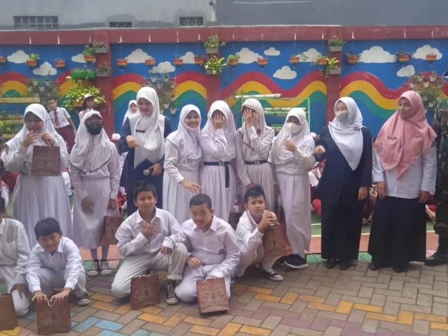Menjadi Pembina Upacara di Sekolah, Babinsa Beri Apresiasi Kepada Siswa Berprestasi