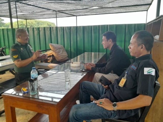 Bahas Sistem keamanan Lingkungan, Babinsa Koramil 06/KD Kodim 0503/JB Laksanakan Komsos