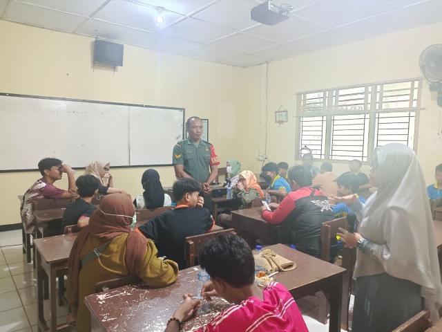 BABINSA SRENGSENG SAWAH ADAKAN MEDIASI DENGAN ORANG TUA SISWA SMP Yayasan Perguruan Rakyat