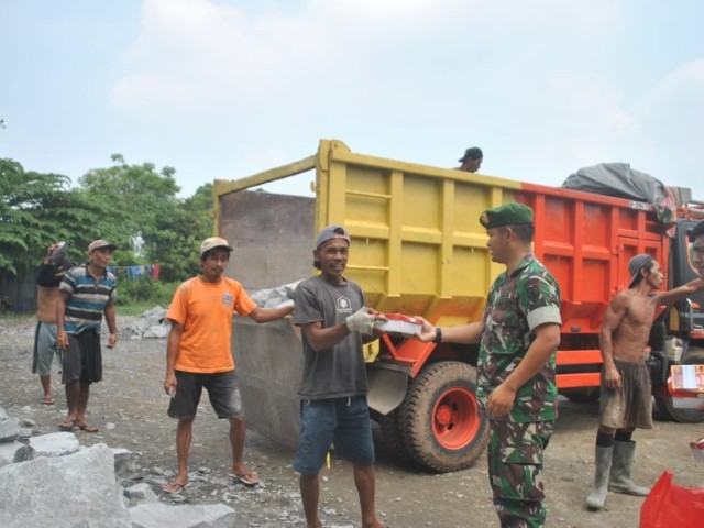 Jumat Berkah, Serka Ngurah Anggota Kodim 0510/Tigaraksa Bagikan Nasi Kota Gratis
