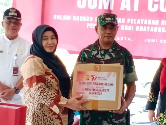 Jumat Curhat, Danramil 05/KJ Bersama Tiga Pilar Serahkan Sembako Kepada Warga