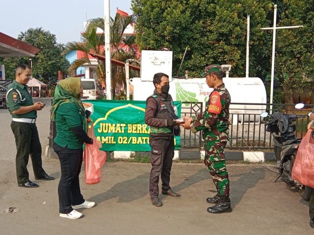 Jum'at Berkah Koramil 02/Batuceper Bagikan Nasi Kotak Kepada Warga Masyarakat