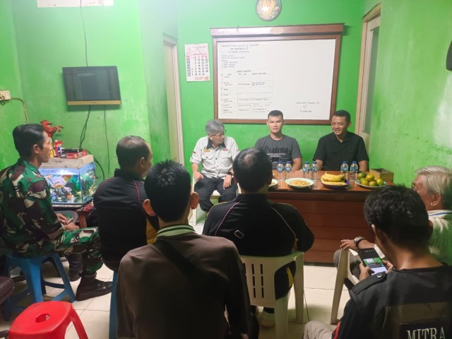 Kunjungan Kerja, Danramil 01/TS Mayor Inf Mulia Adi Dharma Sambangi Dua Pos Mitra Jaya di Wilayah Binaan
