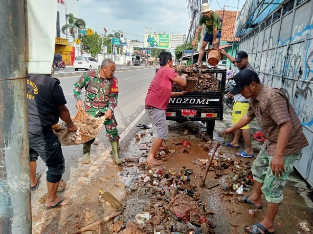 Babinsa Berjibaku Bongkar Saluran Air Mampet