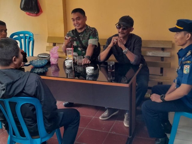 Wujud Sinergitas, Babinsa Koramil 01/TS Komsos Dengan Kasatgas Damkar dan Wakil Ketua FKDM