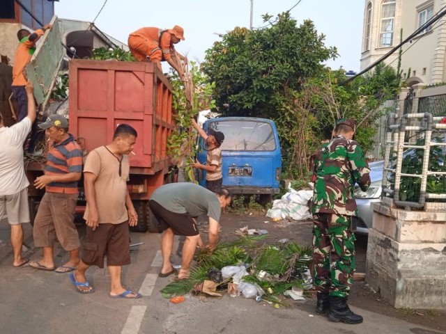 Babinsa Koramil 03/Senen Kodim 0501/JP Kerja Bakti Bersama Warga Binaan