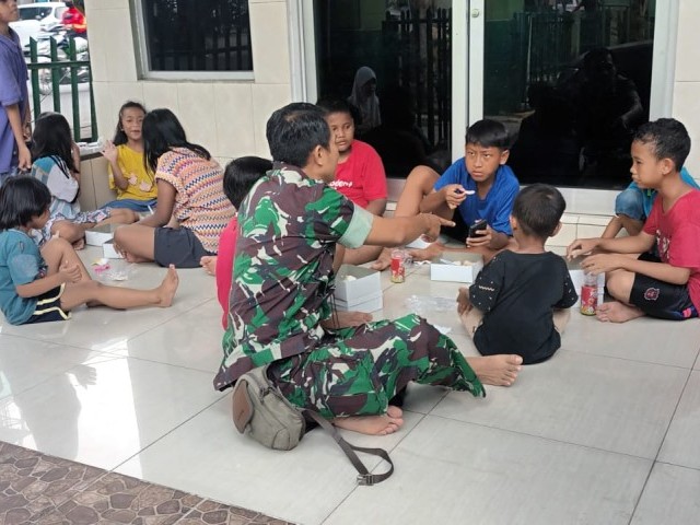 Jalankan Komsos Kreatif, Babinsa Koramil 05/TA Kodim 0501/JP Berbagi bersama Warga Binaan