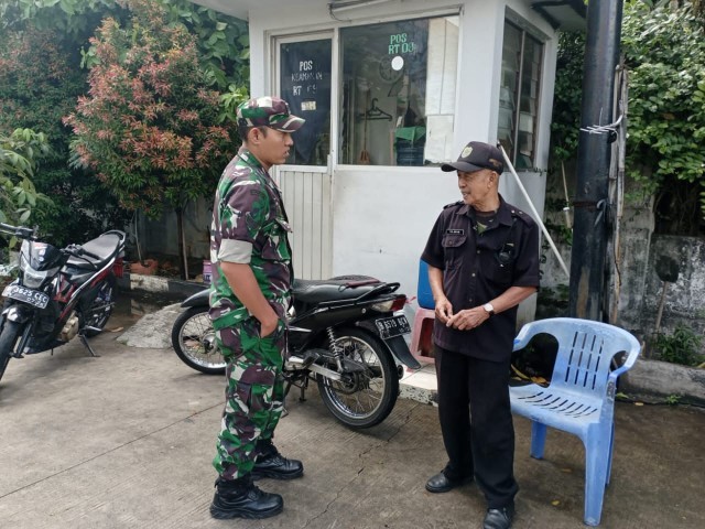 Babinsa Koramil 05/KJ Melaksanakan Giat Komsos Bersama Pengurus RT