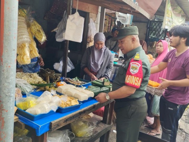 Jelang Idul Adha, Babinsa Koramil 05/KJ Pantau Harga Sembako di Pasar Tradisional