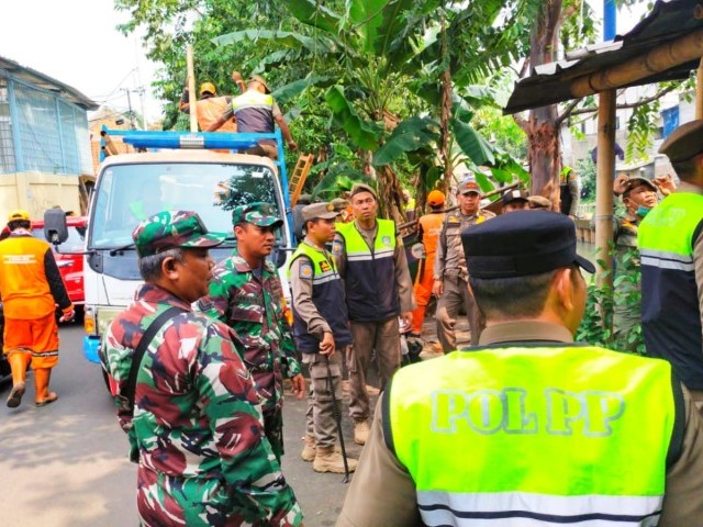 Wujud Sinergitas Tiga Pilar, Babinsa Koramil 03/GP Bantu Pengamanan Giat Penertiban Bangunan Liar