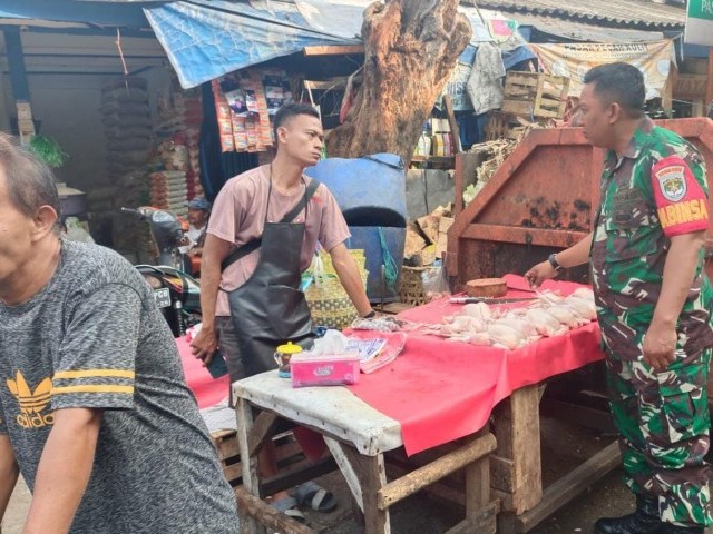 Pantau Harga Sembako, Babinsa Koramil 01/Tamansari Serda Aprianto Turun Ke Pasar Tradisional