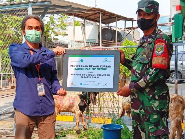Jelang Idul Adha, Babinsa Koramil 03/GP Terima Hewan Qurban Dari Yayasan Bakti Barito