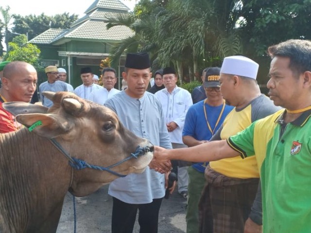 Hikmah Rela Berkorban, Dandim 0505/JT Serahkan Hewan Qurban