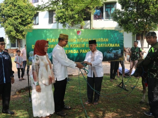 Idul Adha 1444 H, Danrem 052/wkr Serahkan Hewan Qurban di Masjid Jami Al Hidayah Rumdis KOREM 052/wkr
