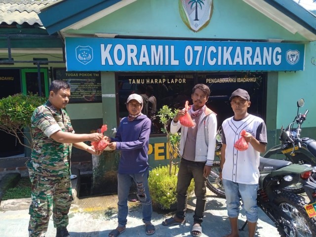 Danramil 07 Bagikan Daging Kurban kepada Ojol dan Warga Sekitar