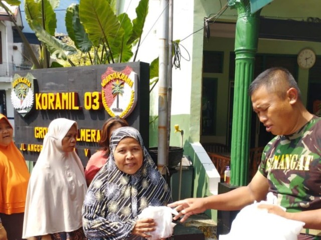 Peduli Sesama, Babinsa dan Mitra Jaya Koramil 03/GP Sembelih Hewan Qurban dan Mendistribusikan Kepada Warga Serta Kaum Dhuafa