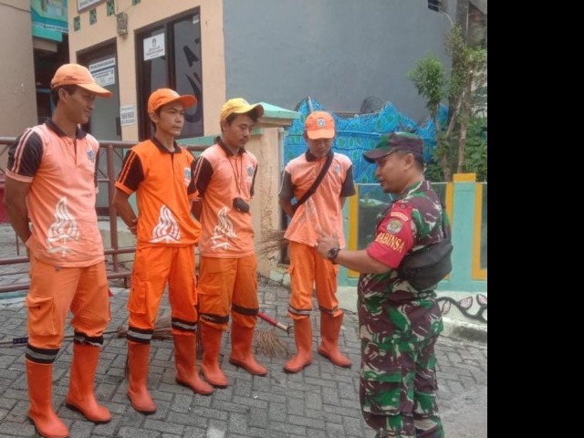 Komsos Babinsa Koramil 01/Tamansari dengan Petugas PPSU di Wilayah