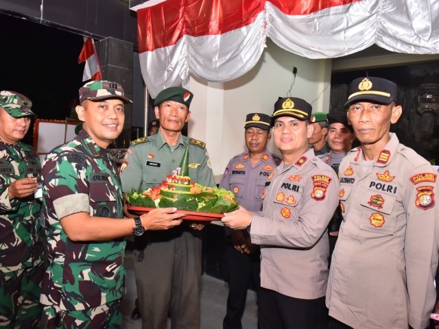 Ucapkan Selamat HUT Ke-77 Bhayangkara, Danramil Datangi Polsek Cengkareng