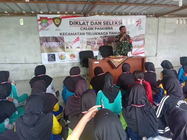 Danramil 01/Teluk Naga Kapten Arm T Sigit Wibowo Berikan Materi Bela Negara Kepada Para Siswa SMA Dan SMK