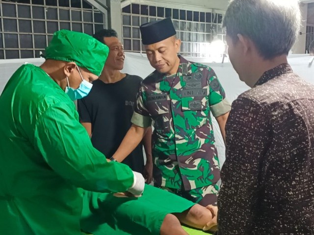 Sertu Warsito Babinsa Koramil 04/Cengkareng Kembali Khitan 38 anak di Rawabuaya