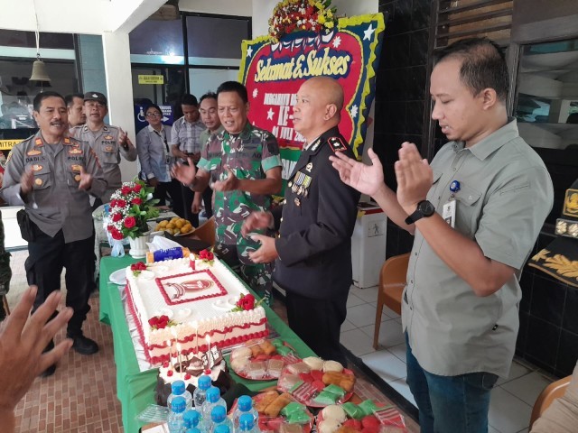 HUT Bhayangkara Ke 77, Danramil 02/Curug Bersama Camat Sambangi Mapolsek Curug