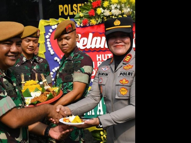 Kunjungan YonArmed-7 Dalam Rangka Memberikan Ucapan Selamat Ulang Tahun Bhayangkara Ke-77