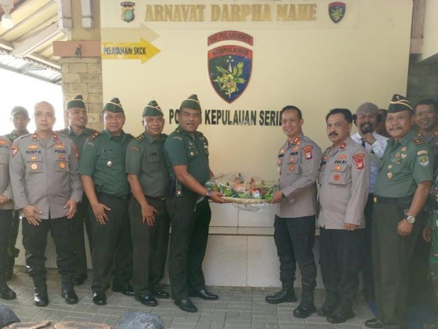 Kodim 0502/JU Berikan Surprise Kepada Mapolres Kepulauan Seribu Dan Mapolres Pelabuhan Tanjung Priok Di Ultah Bhayangkara Ke 77
