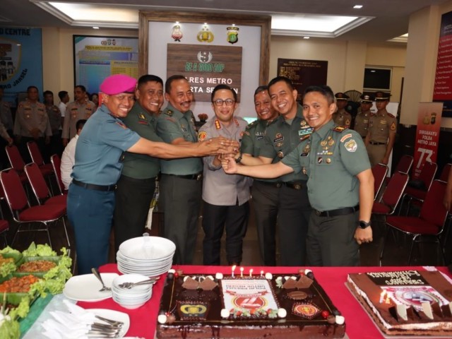 Hari Bhayangkara ke 77, TNI Datangi Polres Jakarta Selatan