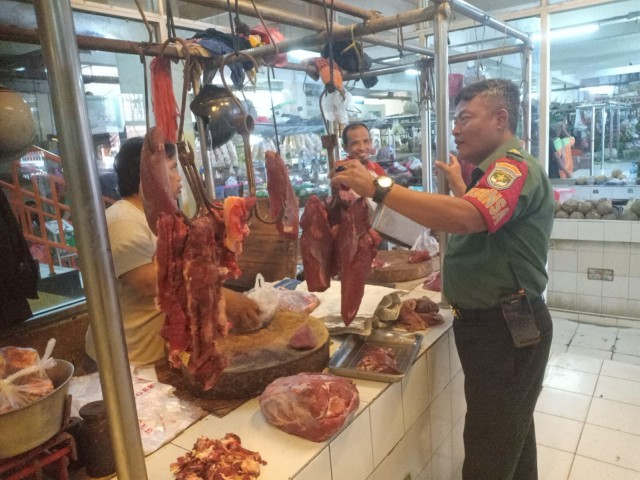 Cek Ketersediaan Sembako dan Harga, Babinsa Koramil 05/KJ Cek di Pasar Tradisional