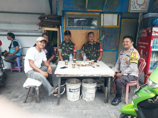 Dua Personil Babinsa Koramil 05/KJ Bersama Binmas Komsos Dengan Security di Wilayah Binaan