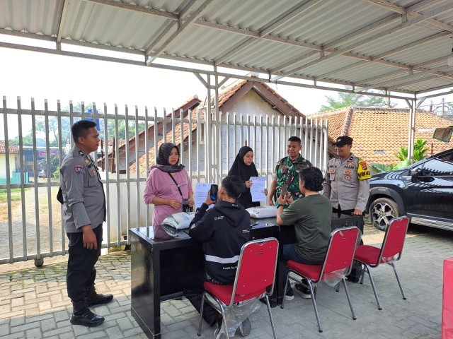 Babinsa Kutruk Pantau Penyaluran Bantuan Beras