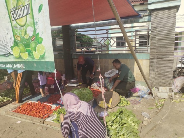 Antisipasi Lonjakan Harga Bahan Pokok, Babinsa Koramil 10/Sepatan Pantau Pasar Tradisinal