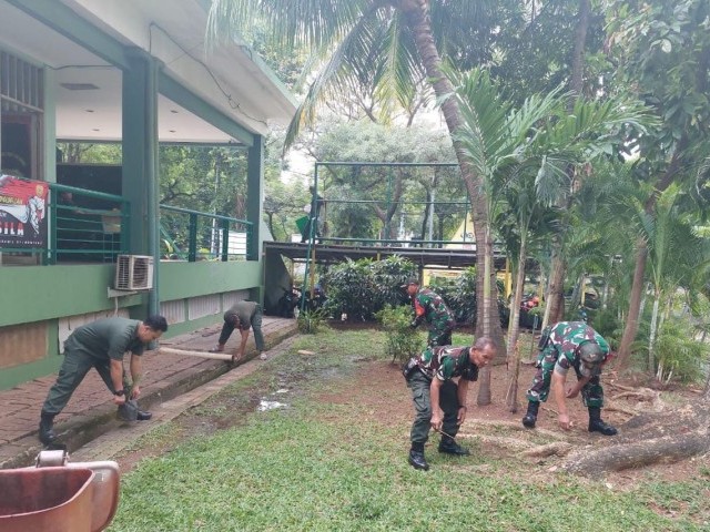 Ciptakan Pangkalan Nyaman Dan Sehat, Anggota Koramil 01/Menteng Bersama Wanra Kerja Bakti