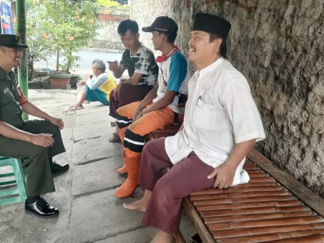 Komsos Babinsa Peltu Ampa Uleng Dengan Tokoh Pemuda Guna Memberi Arahan Dan Motivasi