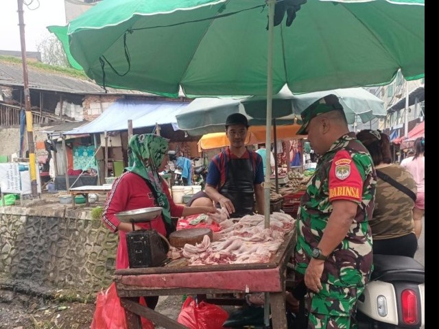 Pantau Harga Sembako, Babinsa Serma Agus Priyono Turun Ke Pasar Tradisional