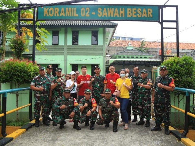 Hadir ditengah masyarakat, Kepedulian Jajaran Personel Koramil 02/Sawah Besar melaksanakan Jum’at Berkah
