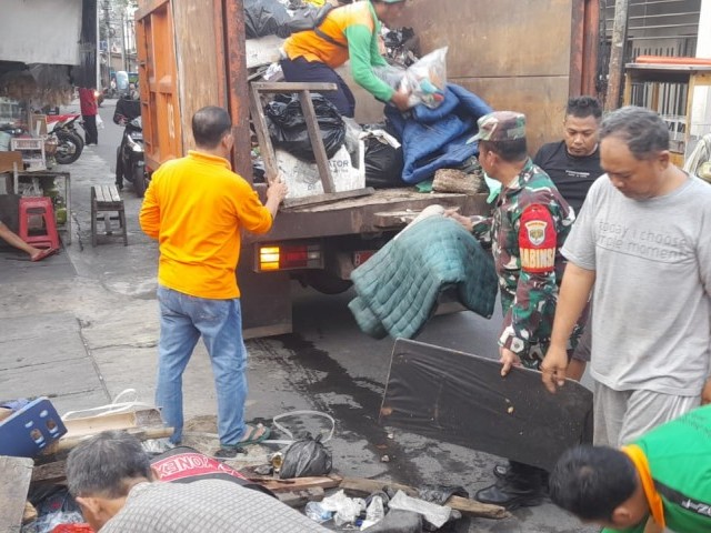 Wujudkan lingkungan Bersih Bersama Babinsa Koramil 03/Senen Kodim 0501/JP dan Warga Binaan