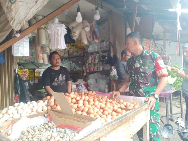 Babinsa Koramil 05/KJ Kodim 0503/JB Cek Stok Dan Harga Sembako Di Pasar Tradisional