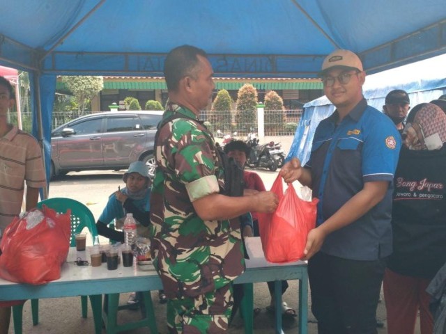 Babinsa Koramil 02/TB Berikan Bantuan Makanan Siap Saji Kepada Warga Korban Kebakaran di Duri Utara