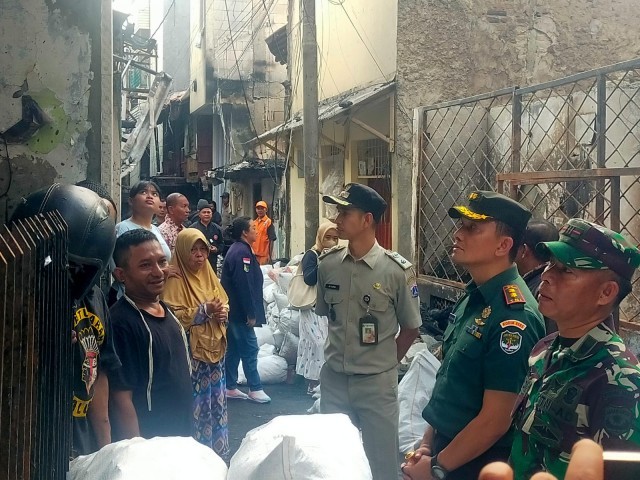 Pesan Dandim 0503/JB Letkol Inf ES Putra Siregar Pada Korban Kebakaran di Tambora Jakbar 