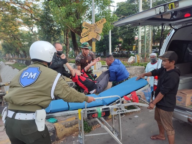 Sigap, Anggota Pomdam Jaya bantu Warga Tidak Sadarkan Diri