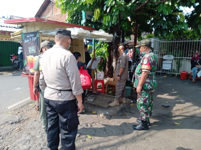 Babinsa Koramil 05/KJ Bersama Tiga Pilar Giat Operasi Penertiban PKL di Wilayah Binaan