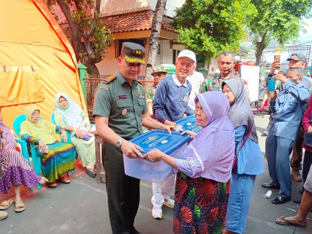 Dandim 0503/JB Dampingi Penyerahan Bantuan Oleh Yayasan Bunda Zhu Chi Kepada Warga Korban Kebakaran di Duri Utara
