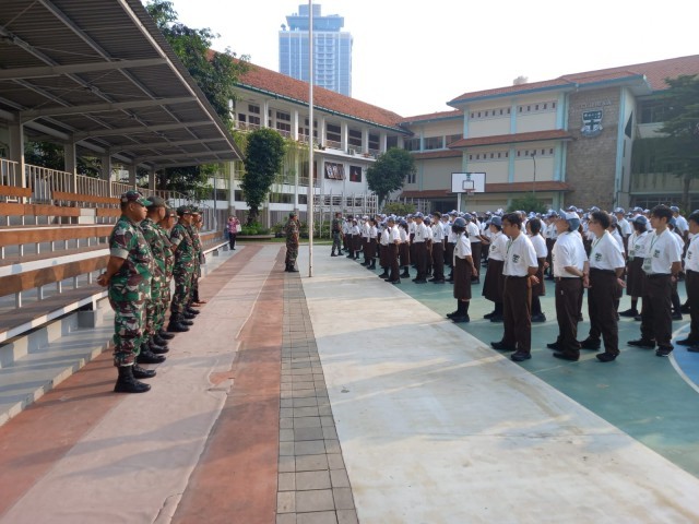 Koramil 01/Menteng Mengisi Materi MPLS SMA Santa Theresia Dengan Latihan PBB