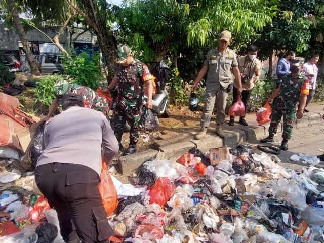 Babinsa Koramil Jatinegara Bersama Tiga Pilar Dan Warga Kerja Bakti Peduli Lingkungan