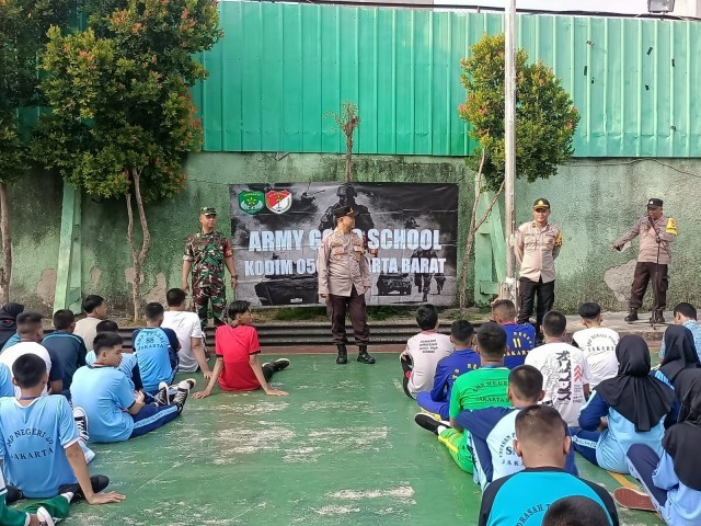 Babinsa Koramil 01/Tamansari Serka Mukoddas Berikan Materi Wasbang Siswa - Siswi SMKN 35 JKT