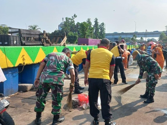 Koramil 05/KJ Bersama Polres Jakarta Barat dan Warga Kerja Bakti Bersihkan Sekitar Pasar Pesing