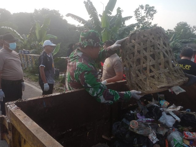 Bersama Tiga Pilar, Babinsa Koramil 06/Tigaraksa Gelar Karya Bhakti Bersihkan Sampah