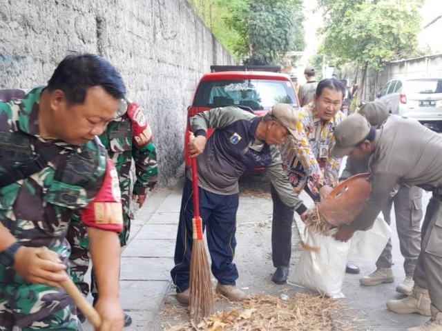 BERSIH-BERSIH KAMPUNG. KORAMIL 06/KD LAKSANAKAN KERJA BAKTI BERSAMA TIGA PILAR